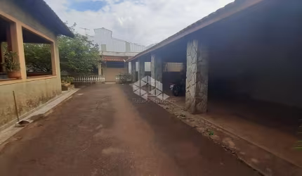 Casa à venda  com Barracão - Bairro Campos Elíseos.