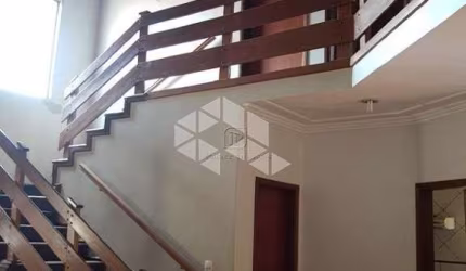 Sobrado à venda 3 dormitórios, 6 vagas, Bairro Comercial Palmares.