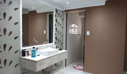 Vendo Uma Casa na Regiao De Vinhedo Com 4 Quartos e 3 Banheiros Por 450 Mil.