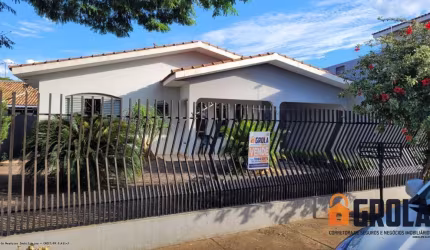 Casa para Venda em Campo Mourão, Centro, 5 dormitórios, 1 suíte, 2 banheiros, 2 vagas