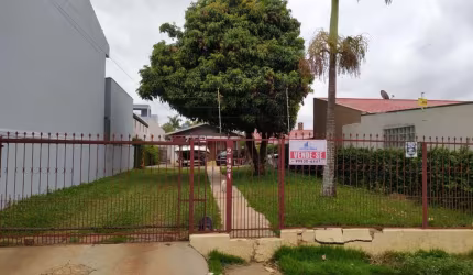 Casa para Venda em Campo Mourão, Centro, 3 dormitórios, 1 suíte, 1 banheiro, 1 vaga