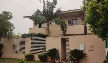 Sobrado para Venda em Campo Mourão, Jardim Flora, 3 dormitórios, 1 suíte, 2 banheiros, 2 vagas
