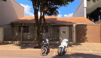 Casa para Venda em Campo Mourão, Centro, 5 dormitórios, 1 suíte, 2 banheiros, 7 vagas