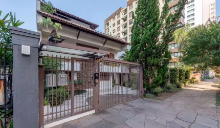 Casa em condomínio fechado com 3 quartos à venda na Alameda Emílio de Menezes, 60, Três Figueiras, Porto Alegre por R$ 2.000.000