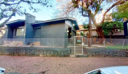 Casa comercial com 7 salas para alugar na Avenida Alegrete, 21, Petrópolis, Porto Alegre por R$ 6.700