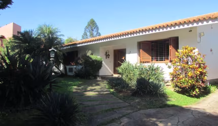 Casa em condomínio fechado com 4 quartos para alugar na Avenida Luiz Manoel Gonzaga, 701, Três Figueiras, Porto Alegre por R$ 38.000