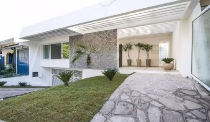 Casa em condomínio fechado com 3 quartos para alugar na Rua Alfredo Schuett, 660, Três Figueiras, Porto Alegre por R$ 18.000
