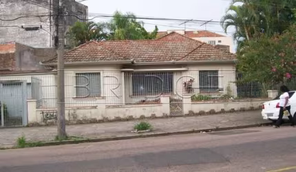 Casa comercial com 3 salas para alugar na Rua General Couto de Magalhães, 470, São João, Porto Alegre por R$ 8.000