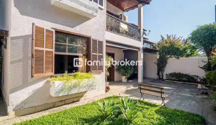 MARAVILHOSA CASA COM 4 SUÍTES | 350m² | VISTA PARA MONTANHA | 5 VAGAS