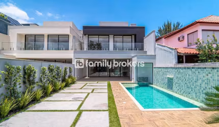 BARRA DA TIJUCA: CASA TRÍPLEX DE 310m² E 4 SUÍTES À VENDA NO CONDOMÍNIO RIOMAR