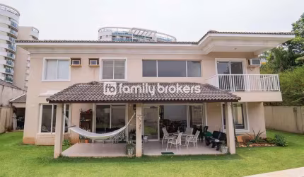 CONDOMÍNIO SANTA MÔNICA JARDINS: LINDA CASA DUPLEX DE 393m² E 5 QUARTOS À VENDA