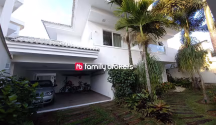 RIVIERA DEL SOL: ESPETACULAR CASA DE 4 SUÍTES E 537m² COM FINA DECORAÇÃO À VENDA
