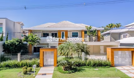 Casa à venda em condominio de luxo com 1200m², 4 suítes e 4 vagas.