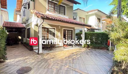 BELÍSSIMA CASA DE 133M² e 3 SUÍTES | MOBILIADA | PORTEIRA FECHADA - VARGEM PEQUENA