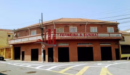Oportunidade de investimento! Casa e salões comerciais no bairro Vila Isolina Mazzei.