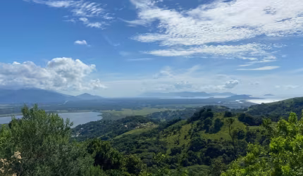 Terreno vista mar, lagoa e montanhas