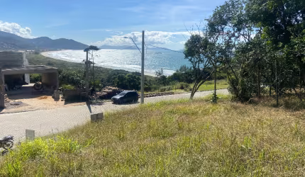 Terreno em região nobre com vista para o mar !