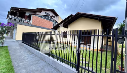 Casa à venda, Centro, GUARAMIRIM - SC com 3 quartos, e terrno de 560 m