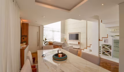 Linda casa triplex em condomínio. 4 dormitórios, duas vagas.