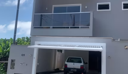 Lindo sobrado na Fazendinha. Muita vista verde. Suíte mais dois quartos. Excelente localização.