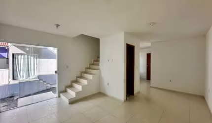 Casa de vila com 2 suítes e vaga coberta ao lado do trevo de Maria Paula!