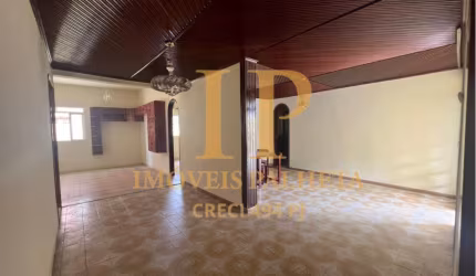 Alugo Casa, 3 quartos, sendo 2 suítes e 2 vagas de garagem, no Parque 10