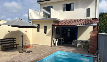 Excelente sobrado com piscina no Balneário Coroados!