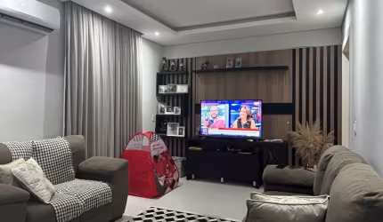 Casa AVERBADA, com ótimo padrão de acabamento