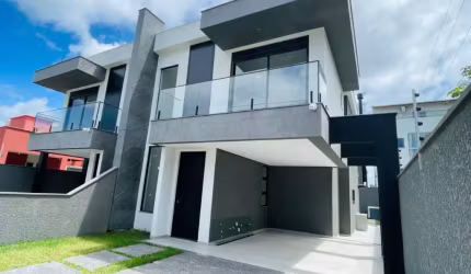 Seu Paraíso Particular na Praia dos Ingleses: Casa com Piscina à Venda!