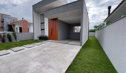 Apresentamos uma excelente casa localizada no bairro Rio Vermelho, com um amplo pátio individual perfeito para momentos de lazer,