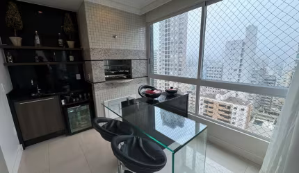 Apartamento EMBRAED de 3 suítes perto do mar em Balneário Camboriú