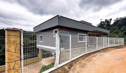 Casa Duplex de Alto Padrão, 4 quartos, suíte, quintal, próx ao Portal de Domingos Martins