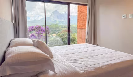 Vista cinematográfica para a Pedra Azul em casa de luxo no Condomínio Villagio Verdi