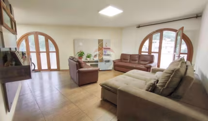 Cobertura à Venda com 5 Quartos, Vista Panorâmica no Centro de Vitória
