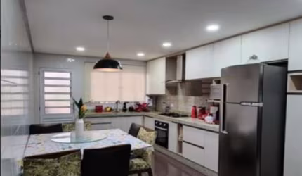 Sobrado em Jardim Laone, 126m², 3 dormitórios.