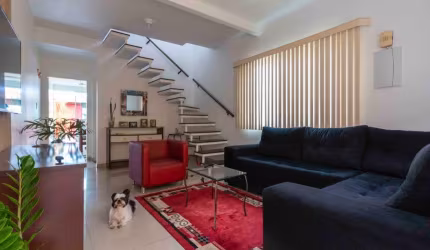 Sobrado á venda no Jardim Roberto com 150m² 3 dormitórios 1 suíte 2 banheiros 3 vagas