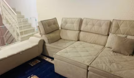 Sobrado em condomínio fechado. 3 suítes sendo 1 master com box com chuveiros e cubas duplos e closet