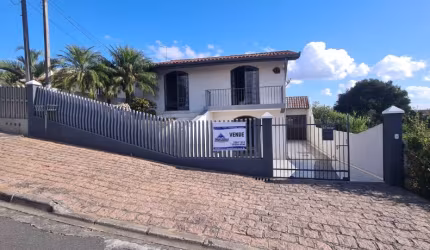 Lindo sobrado  com 201m²  em  terreno de 492m² com ótima localização, próximo a escola farmácia e supermercadoa