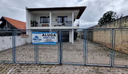 Espaçosa sala comercial com banheiro masculino e feminino