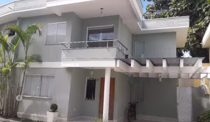 Linda casa duplex em condominio