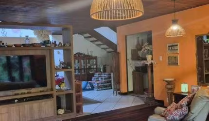 CASA COM 4/4 SENDO 3 (TRÊS) SUÍTES, TERRENO COM 877M², PISCINA, QUIOSQUE, COND. FECHADO