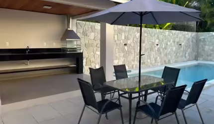 CASA DECORADA COM 4 SUÍTES, PISCINA E ESPAÇO GOURMET EM AMPLO TERRENO DE 902M²