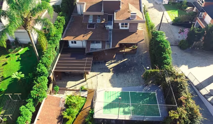 Casa Exclusiva no Coração da Cidade: Seu Refúgio de Luxo e Natureza.