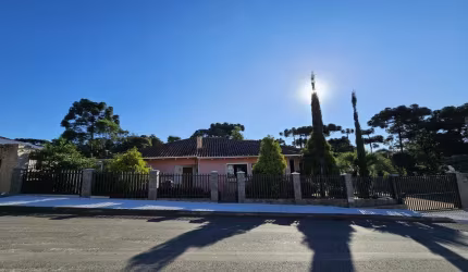 Ampla Casa à Venda Frente para Rua Asfaltada