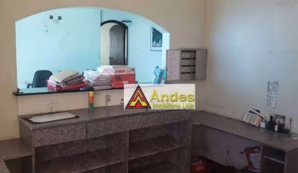 Prédio comercial com galpão nos fundos. Ótimo para clínicas, escritórios, centro automotivo. fácil acesso ao metrô!