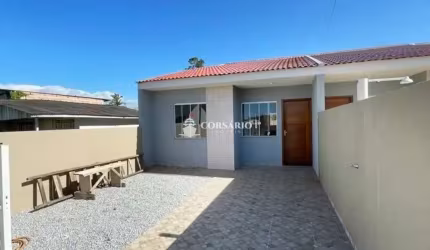 Casa com espaço de terreno em Santa Terezinha