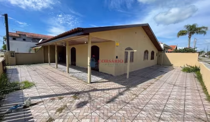 Casa faixa mar de esquina no balneário de Ipanema