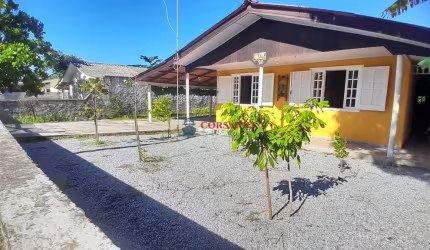 Casa com espaço de terreno em Praia de Leste