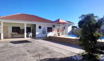 Casa com piscina próximo da praia no Grajaú