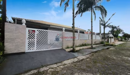 Casa com piscina e 4 quartos perto do mar